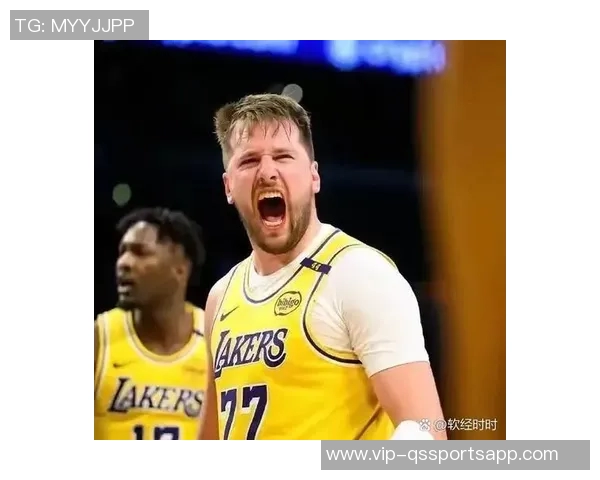 东契奇向里夫斯展示扭伤手指里夫斯惊呼难以置信的反应引发热议