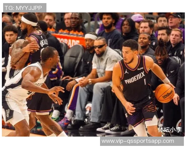 布克遭遇严密防守表现平平13投5中三分球命中率低迷仅得18分6失误 布克遭遇严密防守表现平平13投5中三分球命中率低迷仅得18分6失误