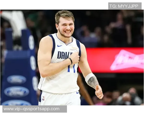 东契奇后撤步三分绝杀庆祝时刻与老队友小乔丹击掌共庆辉煌