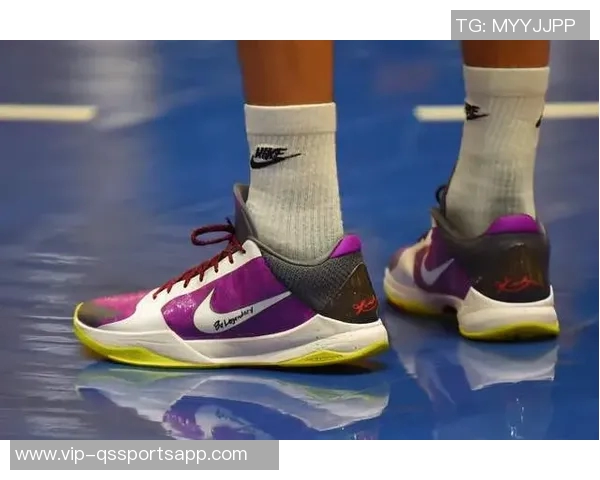 布克首次亮相新款签名鞋布克2代球鞋在比赛中引发关注