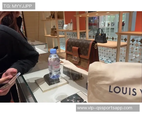 科曼告别拜仁送前队友奢华LV包包引发热议