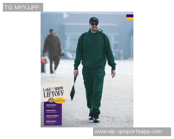 湖人队启程前往凤凰城客场比赛登机照曝光全队士气高涨